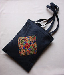 pochette en soie brod�e
